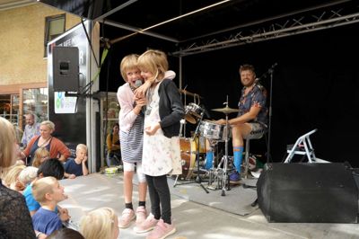 Kalles Store Trommeshow lagde vejen forbi Ikast Strøgcenter, og den populære herre fra tv var en publikumsmagnet. Flere lokale børn fik lov til at komme med på scenen - som her tvillingerne Lærke og Freja. ?Foto: Thomas Vang Nielsen