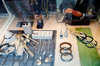 Herning Kommune foreslår en løsning, der dækker det største af udstillingsvinduerne hos Lambæk Guld & Sølv. ?Foto: Flemming HAnsen