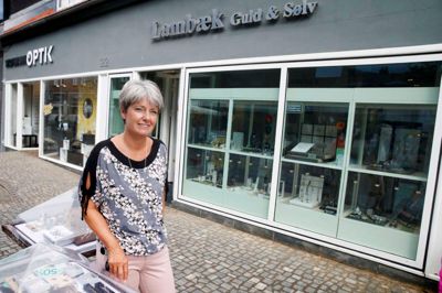 Anette Morel havde sidste sommer store problemer med, at hendes varer i vinduerne tog skade på grund af den megen sol, men guldsmeden kan ikke få lov til at sætte den markise op, hun ønsker. ? Foto: Flemming Hansen