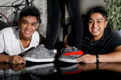 Brødrene Daniel og Dexter Villano Lam på 18 og 19 år fra Herning har startet deres første iværksættervirksomhed op, hvor de har importeret sutsko fra Kina i Sneakers design. 1. november skød de salget i gang, og nu venter de spændt på julesalget.? Foto: Henrik Ole Jensen