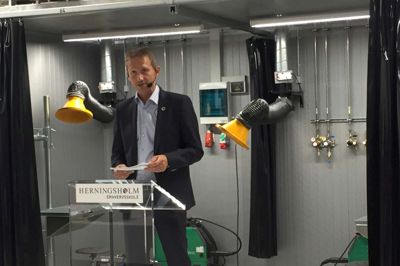 Finansminister Kristian Jensen (V) var torsdag morgen med til at indvie den ny smedeafdeling på Herningsholm Erhvervsskole. ? Foto: Brian Kjær Andersen
