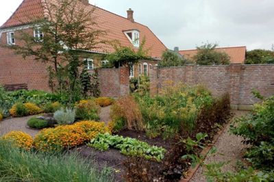 51 deltagere var på tur til Ribe og Skønager med Aaskov Havekreds. Haven i Skønager er omkranset af 70 meter havemur og har køkkenhave indrettet i potagestil. Foto: Privatfoto.