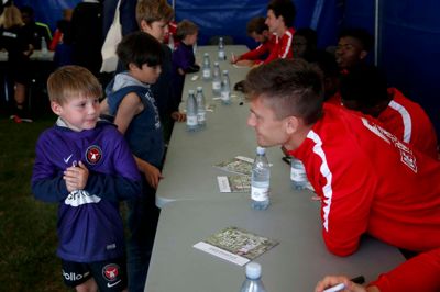 FC Midtjyllands spillere var med til at fejre 100 året for Studsgård GIF.? foto: flemming hansen