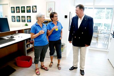 Mange patienter kiggede forbi, da Sunds Lægehus i går holdt åbent hus efter renoveringen. Her er det Philip Ørndrup fra Sunds, der hilser på læge Agnes Jørgensen (t.v.) og lægesekretær Signe Bertelsen. ?Foto: Henrik Ole Jensen