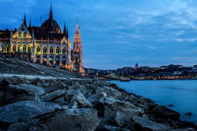 Budapest er en utrolig smuk, venlig og fascinerende by. De fleste besøgende slutter deres Budapestrejse med et: Her må jeg til igen!
