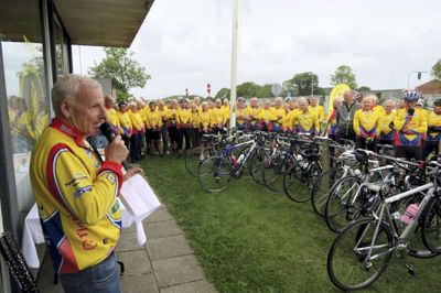 Ole N. Andersen holdt jubilæumstalen som klubbens første formand, da medlemmerne af Tjørring Cykel Motion mødtes til champagne og kransekage. Det blev en fortælling med sjove anekdoter. ? Foto: Bo Lundgaard