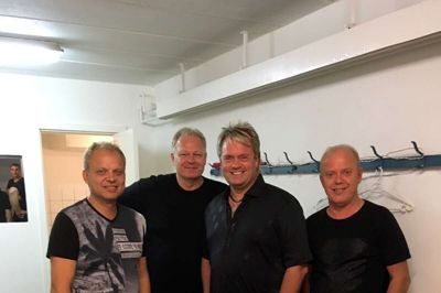 Kandis med forsanger Johnny Hansen i spidsen i omklædningsrummet i forbindelse med sommerballet. Foto: Privatfoto