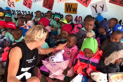 Kabooki har tidligere doneret tøj til Afrika i form af returvarer fra kunder, hvor tøjet for eksempel kan have en plet eller en søm, som er gået op. Her ses et billede fra sidste års donation til Tanzania. ?Foto: Kabooki