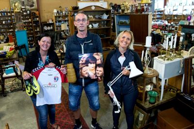 Fra venstre er det Kristina Stürm, Martin Schousboe og Majbritt Nielsen her fotograferet i førstnævntes butik. I hænderne har de eksempler på genstande, som man kan aflevere og senere købe på loppemarkedet. Foto: Tom Laursen