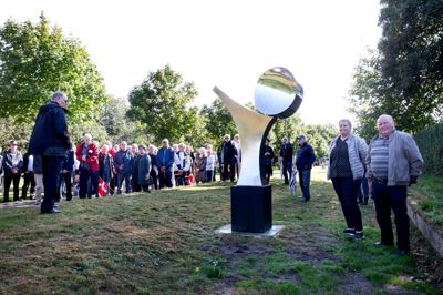 Formanden for udvalget for kunst i Ilskov, Ole Nikolajsen (t.h.), og årets Ilskovborger, Rikke Rocatis, kunne nyde byens første udendørs kunstværk, mens kunstneren selv, Jørgen Pedersen (t.v.), fortalte om motivet og sin opvækst mellem Ilskov og Simmelkær.? Foto: Tom Laursen