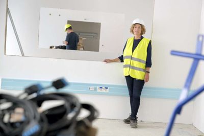 Oversygeplejerske Jane Birkebæk fra Hjertesygdomme på Regionshospitalet Herning besigtigede for nylig afdelingens kommende faciliteter på det nye hospital i Gødstrup. Her er håndværkerne langt med to KAG-undersøgelsesrum, som er bygget med bly i væggene, fordi der anvendes røntgen, når hjertets kranspulsårer undersøges for forsnævringer. Rummene er lavet, så teknikken styres fra et rum i midten med vinduer ind til patienterne. Nu kan det imidlertid vise sig, at Gødstrup slet ikke får brug for de to undersøgelsesrum, da KAG-undersøgelserne foreslås flyttet til Skejby som led i den seneste sparerunde.