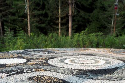 Kunstnernes bidrag til gruppeprojektet »Motherload« spænder vidt fra en stenmosaik-skulptur, der fungerer som en scene til en miniruin med freskomalerier og store graviditetspuder. På billedet er det Anna Margrethe Pedersens bidrag til projektet. Skovsnogen arrangerer tre rundvisninger og workshops for skoler og institutioner. Foto: Pr-foto