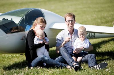 Familien i form af Monika Mogensen og børnene Freja og Adam på henholdsvis 8 måneder og 2 år er ofte med, når Rasmus Ørskov dyrker sin interesse for svæveflyvning. ? Foto: Luise Bruen
