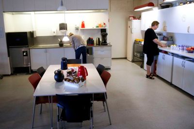 Morgenmaden rettes an i værestedet Lyngblomsten i Gullestrup, inden de første brugere dukker op. Med ryggen til er det assistent Birgitte Jakobsen, der har arbejdet her siden 2006, og med siden til er det køkkenleder Jeanne Bülow, der er fulgt med hertil fra KK-Huset. Køkkenet ligger nedenunder i stueetagen, men heldigvis er der en køkkenelevator, som mad og potter og pander kan sendes frem og tilbage i. ?Foto: Flemming Hansen