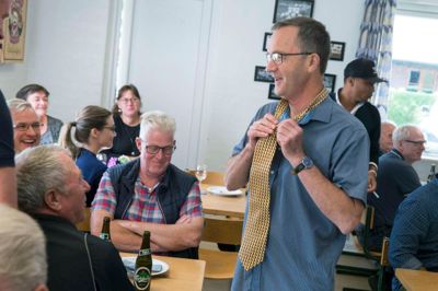 Der var plads til skæg og ballade, da Studsgård GIF officielt fejrede sit 100-årsjubilæum som forening med en reception lørdag formiddag. Formand Torben Halkjær fik et slips i gave, og det er vist ikke hver dag, han går med sådan et stykke beklædning.? Foto: Tom Laursen