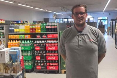 Købmand Mathias Kristensen er ved at gøre butikken klar. ?Foto: Ole Skydt