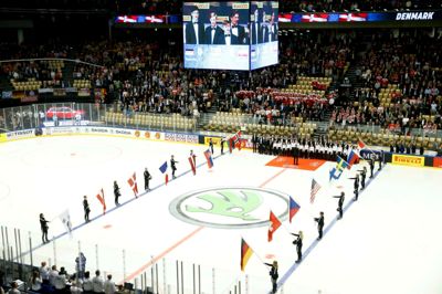 Syv lande udover Danmark spillede kampe i Herning under VM i ishockey. Det banede vejen for, at midtjyske virksomheder inviterede udenlandske kunder til et besøg i Herning, hvor man kombinerede forretning og fornøjelse. ? Foto: Flemming Hansen