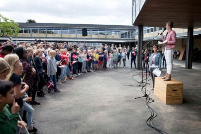 Herningsholmskolen fejrede lige før sommerferien en renovering af skolegård, toiletter og udearealer, men i løbet af 10 år kan det være, at der skal jubles over en helt ny skole. ?Foto: tom laursen