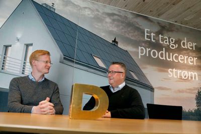 - Vi er ikke alene på det her marked. En lille spiller som Tesla har meldt sig på banen, men vi er ikke så kede af, at de har haft nogle opstartvanskeligheder. Hele mindsettet omkring, at man kan bruge sit tag til at producere energi, og at det ikke behøver at ligge ovenpå taget, den mur har Tesla været god til at bryde ned, og det har vi fået noget positivt ud af, siger Ennogies stifter Kristian Harley Hansen (t.v.), som her ses med administrerende direktør Michael Ariel Nielsen. Det gyldne D på bordet er designprisen Danish Design Award, som Ennogie vandt i 2016. ?Foto: Henrik Ole Jensen