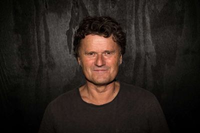 Poul Krebs giver en solooptræden i den gamle biograf i Sdr. Felding. Foto: PR-foto