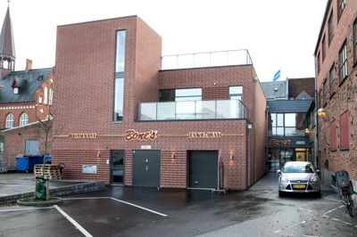 Der er ikke længere offentlig passage mellem Østergade 5 og 7, efter at Bone's har bygget ny restaurant. Efter tre år ser det nu ud til, at der endelig kommer en ny sti længere mod øst ved Tinghuset. ? Foto: Tom Laursen