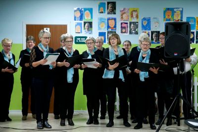 Å- koret, under ledsagelse af Bodol Kirketerp, tager hul på en ny sæson, der byder på en lang række koncerter i lokalområdet. Koret øver hver mandag på Skarrild Skole med opstart fra 3. september, og der er ledige pladser for interesserede i korsang og fællesskab. Foto: Flemming Hansen.
