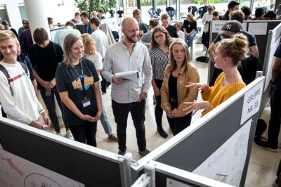 Elever fra STX Skanderborg og HTX Silkeborg fremviser deres idé til Jacob Hjortkjær Jespersen fra KK Wind Solution. ?Foto: Tom Laursen