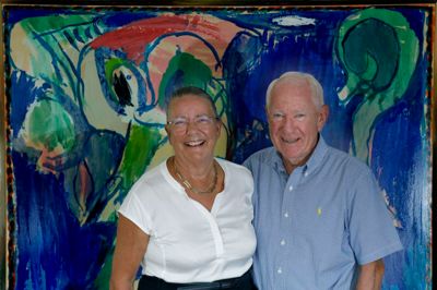 Birthe og Peder Kold har et hus fyldt med bøger og kunst. Her ses de foran Pierre Alechinsky-maleriet »Den grønne tunge«. Foto: Henrik Ole Jensen