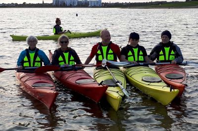Glade kajakroere i Fuglsang Sø i nye svømmeveste doneret af TrygFonden. ?foto: Privatfoto