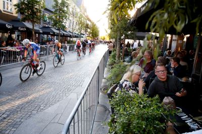 Der var masser af mennesker til Herning City Gadeløbet. Vejret var perfekt til at indtage mad og drikke i det fri med udsigt til de svedende ryttere. Her er det i Østergade. ? Foto: Flemming Hansen