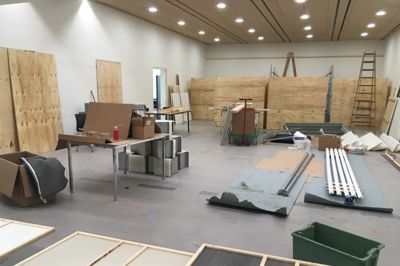 Der er stadig et stykke vej, men arbejdet går godt. På væggen til venstre er der huller, hvori der skal sættes skudsikkert glas. Nederst i billedet ses hæve-sænke-borde, som har et stykke jern i midten, som skal forhindre, at skytter skyder sig selv i foden ved et uheld.? Foto: Jacob Hove