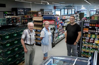 Den nye butik er fyldt med varer hos købmand Mathias Bjerg Kristensen (t.h.), som her ses sammen med Susanne Jørgensen og Bertel Jensen. ?Foto: Henrik Ole Jensen