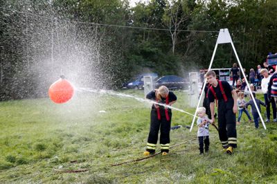 Theo Schmücker Højmose skal med brandslangen få bolden til at flytte sig.? foto: flemming hansen