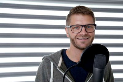 Jonas Dall Hardt Hove har fået musikken ind med modermælken. Hans mor er tidligere organist på Sjælland gennem fem år og tidligere musikskolelærer. I de fem år på Sjælland var hans far kirkesanger. I dag synger forældrene i kor sammen i musikensemblet »Troubadour« i Nørre Nissum. Jonas Hoves fire år ældre søster arbejder som musikbibliotekar i København og er gift med en mand, der har en ph.d. i klassisk musik. Til familiefester arrangerer svogeren gerne et klassisk musikarrangement af en salme, og så synger Jonas Hove sammen med sin mor, søster, og svoger. ?Foto: Henrik Ole Jensen