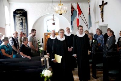 Den nye sognepræst i Skarrild, Karstoft og Ilderhede, Bjarke Nørholm Pihl (t.h.), blev indsat søndag. Her foto fra Skarrild Kirke. Foto: Flemming Hansen