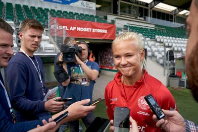 Anfører Pernille Harder var eftertragtet, da det danske kvindelandshold tog imod pressen forud for gårsdagens træning i Viborg. ?Foto: Claus Bonnerup/Ritzau Scanpix