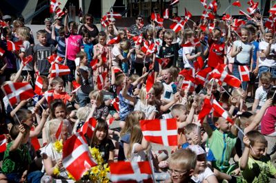 Festligt så det ud, da Klatretræet i maj fejrede at være flyttet fra Ollingvej til de nye rammer ved Kibæk Skole. Foto: Henrik Ole Jensen