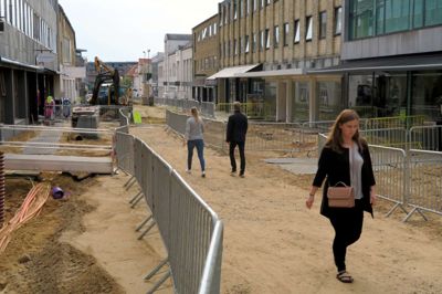 På de øverste små 50 meter af Søndergade er gravearbejdet rykket ud langs butiksfacaderne, mens fodgængerne nu er henvist til midten af vejen. ?Foto: Lars Work Kristensen
