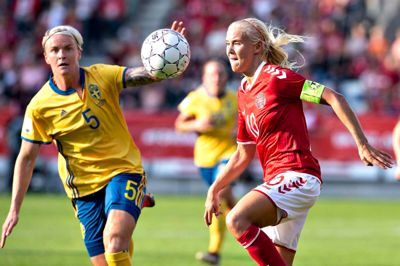 Pernille Harder (t.h.) forsøger at runde sin klubkammerat fra Wolfsburg, Nilla Fischer. Harder vandt denne duel, men svenskerne vandt kampen og er klar til VM i Frankrig næste år. ?Foto: Henning Bagger/Ritzau Scanpix
