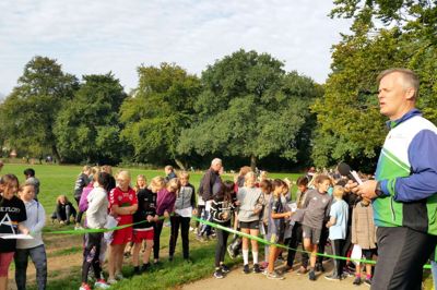 Kim Schmidt fra Herning Orienteringsklub gav eleverne gode råd om hvordan de kunne finde vej rundt til posterne på de mere end fem kilometer lange ruter.?foto: jesper wind