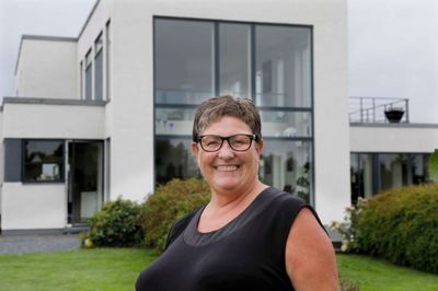 Man behøver ikke gå op i fodbold for at hjælpe ved Vildbjerg Cup. Jytte Tønnesen ser næsten aldrig en kamp, for det interesserer hende overhovedet ikke, fortæller hun. ?Foto: Henrik Ole Jensen