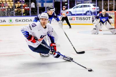 Chris Kreider fra USA vender med pucken og Skodas logo tydeligt i baggrunden. Det faldt priskomiteen for, da der skulle kåres »Skoda Best Picture Contest« under VM i Danmark i maj. Foto: Tonni Paibjerg