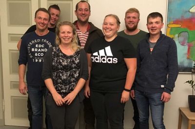 LandboUngdom Region MidtVest arrangerer dette års DM i traktortræk, og en styregruppe står i spidsen for 100 frivillige. Fra venstre bagerst er det Anders Visgaard Jensen, Kasper Kvistgaard Christensen og Søren Just Nielsen. Forrest fra venstre er det Lasse Højbo Jansen, Lene Kirk Sunesen, Marie Birkedal og Lars Klausholt. ?foto: Privatfoto