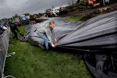 Der var stor brug for plastikken til at dække banen af, da der lørdag var DM i traktortræk på Landsskuepladsen ved MCH Messecenter Herning. Foto: Henrik Ole Jensen