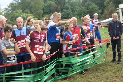 700 løbere var meldt til start ved DM i stafet. Start- og målområdet var anlagt i umiddelbar nærhed af Naturcenter Harrild Hede, og herfra gik ruterne ud i området. Her står løberne klar til at afløse deres holdkammerater. Aldersmæssigt var der deltagere fra 10 år og til over 80. ?Foto: Thomas Damm