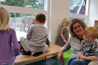 Malene Larsen er tilbage i Herning Valgmenigheds Skovbørnehave, efter daginstitutionen måtte lukke onsdag morgen, fordi en lampe faldt ned fra loftet. ?foto: jesper wind