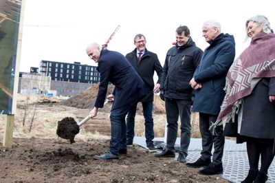 Regionsrådsformand Anders Kühnau (S) tog i marts første spadestik til det 13.500 kvadatmeter store psykiatriske hospital i Gødstrup - i selskab med borgmestrene Hans Østergaard (V) fra Ringkøbing-Skjern Kommune, Ib Boye Lauritsen (V) fra Ikast-Brande og H.C. Østerby (S) fra Holstebro samt brugerrepræsentant Lise-Lotte Vejen-Jensen, Skjern. ?Foto: Tom Laursen