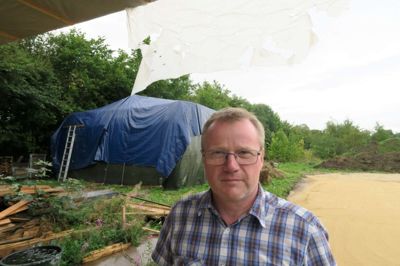 Carsten Siggaard foran det, der bliver hans nye selvbyggede hjem i Studsgård. Den blå presenning dækker over 1400 halmballer, der skal isolere hans nye halmhus. Huset bliver på 125 kvadratmeter med stort køkken bygget sammen med stuen, entré, bad og soveværelse.? foto: jesper wind