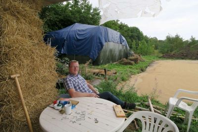 Carsten Siggaard ville bygge et biligt hus til selv. Det blev et halmhus i Studsgård. Det vil med grund og hus koste det samme som bare en byggegrund i Snejbjerg koster.?foto: jesper wind