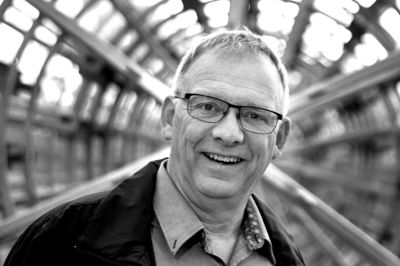 Peter Flø Pedersen er uddannet biolog, og selv om han ikke bruger uddannelse i sit daglige arbejde som administrerende direktør i Fasterholt Maskinfabrik, så har han stadig glæde af den. - Jeg har chokeret utroligt mange landmænd med viden om de biologiske forhold på gårdene, og det har jeg haft meget fornøjelse ud af. Omvendt har jeg været bevidst om, at en biolog pr. definition er en landmands værste fjende, så derfor har jeg ikke sagt det til nogen, før det kom frem til mit 25-årsjubilæum, griner Peter Flø Pedersen. ? Foto: Tom Laursen